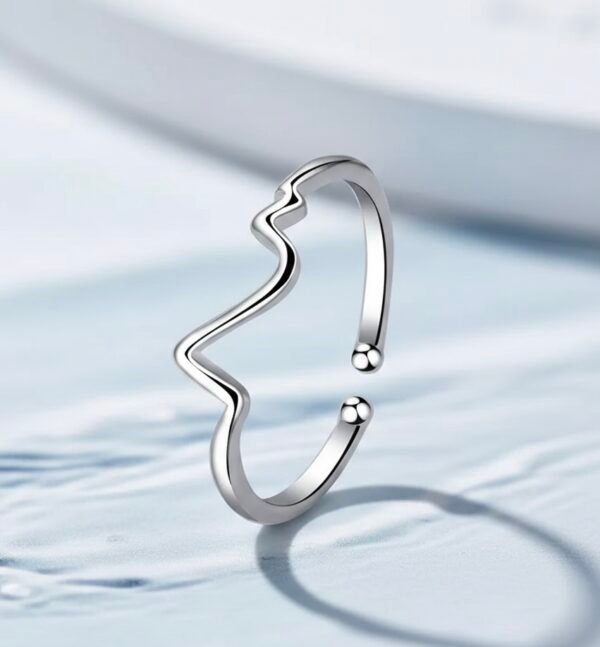 Wave Ring: Sleek Silver Open Design