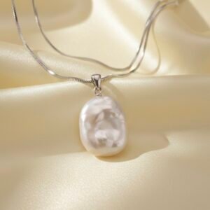 Baroque pearl pendant