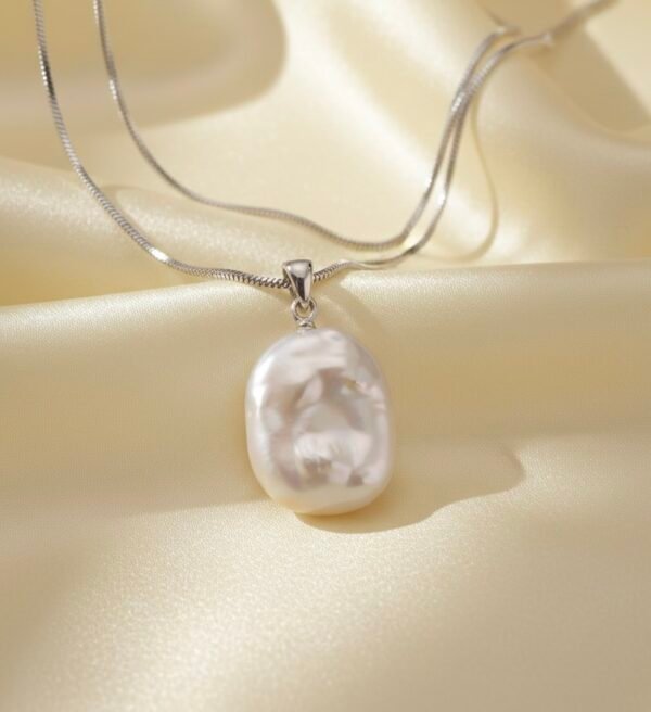 Baroque pearl pendant